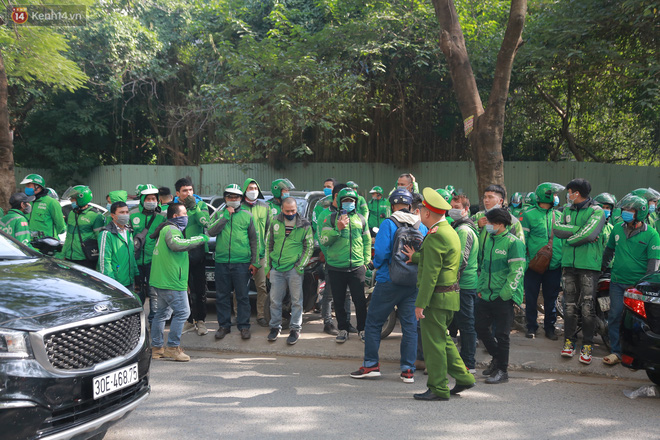 Hà Nội: Hàng trăm tài xế tắt app, tập trung phản đối Grab tăng giá cước - Ảnh 7. Hà Nội: Hàng trăm tài xế tắt app, tập trung phản đối Grab tăng giá cước - Ảnh 7.