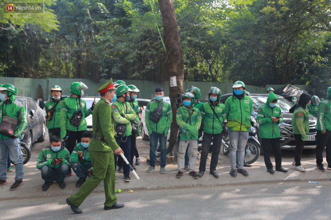 Hà Nội: Hàng trăm tài xế tắt app, tập trung phản đối Grab tăng giá cước - Ảnh 8. Hà Nội: Hàng trăm tài xế tắt app, tập trung phản đối Grab tăng giá cước - Ảnh 8.