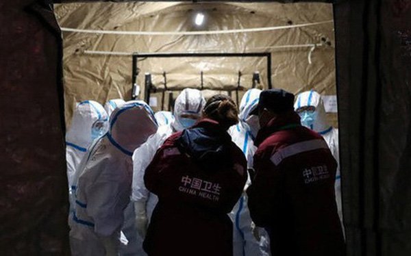 L&yacute; giải về hiện tượng người si&ecirc;u l&acirc;y nhiễm: Tại sao c&oacute; người l&acirc;y lan virus nhiều hơn người thường? - Ảnh 1.