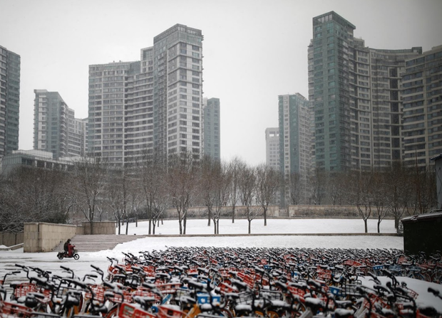 Cảnh tượng hiếm thấy: H&agrave;ng triệu người trở lại l&agrave;m việc nhưng c&aacute;c si&ecirc;u đ&ocirc; thị Trung Quốc vẫn ch&igrave;m trong h&ocirc;n m&ecirc; v&igrave; virus corona - Ảnh 2.