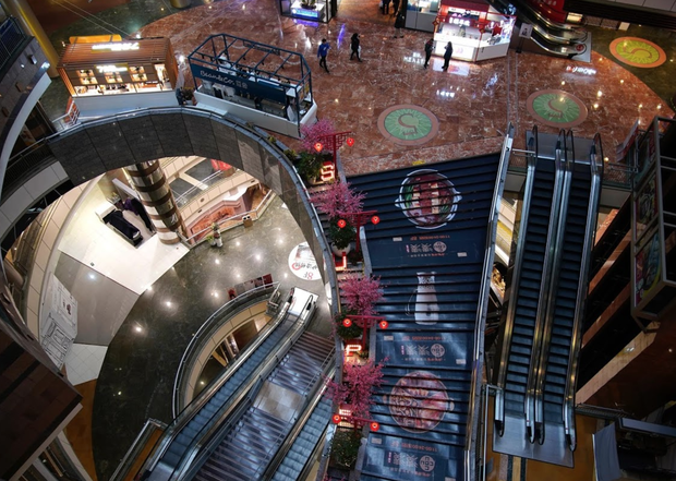 Cảnh tượng hiếm thấy: H&agrave;ng triệu người trở lại l&agrave;m việc nhưng c&aacute;c si&ecirc;u đ&ocirc; thị Trung Quốc vẫn ch&igrave;m trong h&ocirc;n m&ecirc; v&igrave; virus corona - Ảnh 11.