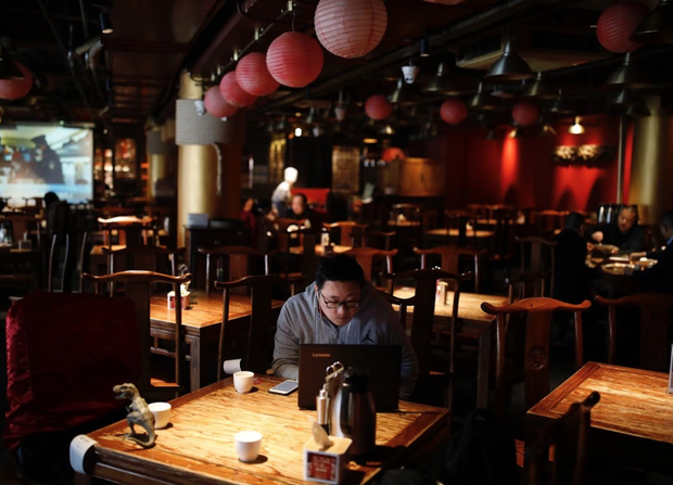 Cảnh tượng hiếm thấy: H&agrave;ng triệu người trở lại l&agrave;m việc nhưng c&aacute;c si&ecirc;u đ&ocirc; thị Trung Quốc vẫn ch&igrave;m trong h&ocirc;n m&ecirc; v&igrave; virus corona - Ảnh 12.