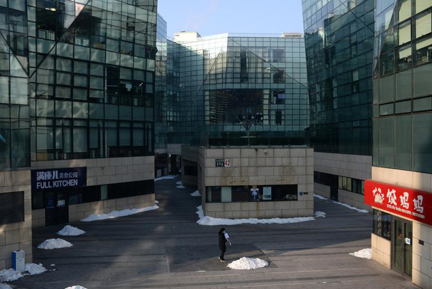 Cảnh tượng hiếm thấy: H&agrave;ng triệu người trở lại l&agrave;m việc nhưng c&aacute;c si&ecirc;u đ&ocirc; thị Trung Quốc vẫn ch&igrave;m trong h&ocirc;n m&ecirc; v&igrave; virus corona - Ảnh 14.