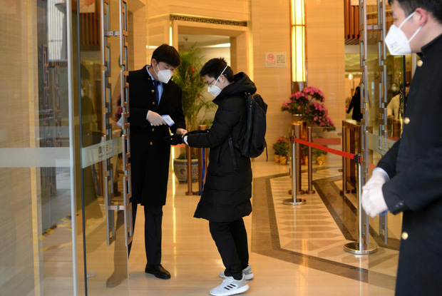 Cảnh tượng hiếm thấy: H&agrave;ng triệu người trở lại l&agrave;m việc nhưng c&aacute;c si&ecirc;u đ&ocirc; thị Trung Quốc vẫn ch&igrave;m trong h&ocirc;n m&ecirc; v&igrave; virus corona - Ảnh 15.