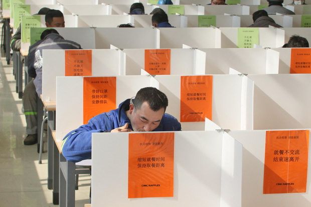 Cảnh tượng hiếm thấy: H&agrave;ng triệu người trở lại l&agrave;m việc nhưng c&aacute;c si&ecirc;u đ&ocirc; thị Trung Quốc vẫn ch&igrave;m trong h&ocirc;n m&ecirc; v&igrave; virus corona - Ảnh 16.