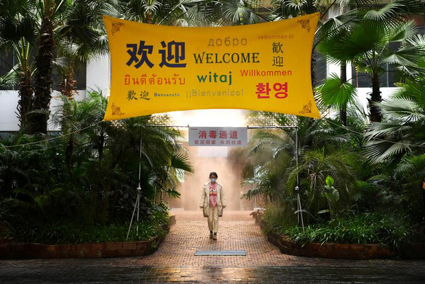 Cảnh tượng hiếm thấy: H&agrave;ng triệu người trở lại l&agrave;m việc nhưng c&aacute;c si&ecirc;u đ&ocirc; thị Trung Quốc vẫn ch&igrave;m trong h&ocirc;n m&ecirc; v&igrave; virus corona - Ảnh 19.