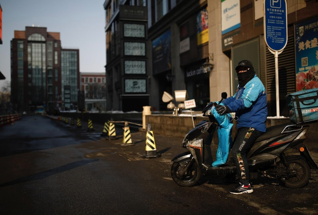 Cảnh tượng hiếm thấy: H&agrave;ng triệu người trở lại l&agrave;m việc nhưng c&aacute;c si&ecirc;u đ&ocirc; thị Trung Quốc vẫn ch&igrave;m trong h&ocirc;n m&ecirc; v&igrave; virus corona - Ảnh 3.