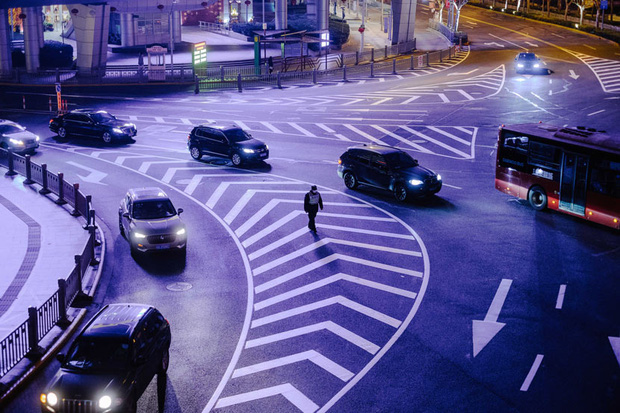 Cảnh tượng hiếm thấy: H&agrave;ng triệu người trở lại l&agrave;m việc nhưng c&aacute;c si&ecirc;u đ&ocirc; thị Trung Quốc vẫn ch&igrave;m trong h&ocirc;n m&ecirc; v&igrave; virus corona - Ảnh 24.