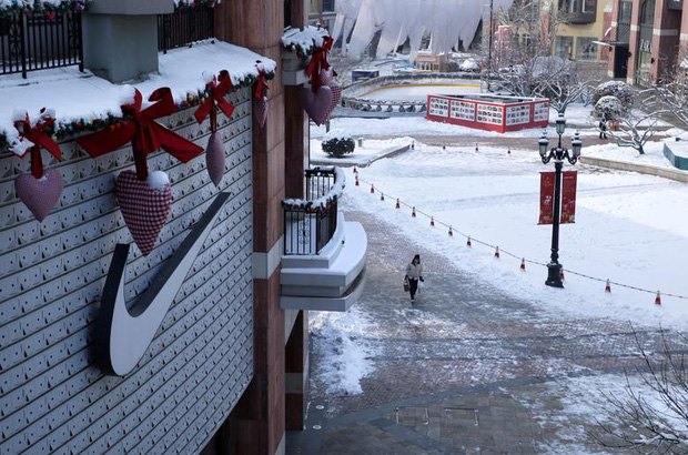 Cảnh tượng hiếm thấy: H&agrave;ng triệu người trở lại l&agrave;m việc nhưng c&aacute;c si&ecirc;u đ&ocirc; thị Trung Quốc vẫn ch&igrave;m trong h&ocirc;n m&ecirc; v&igrave; virus corona - Ảnh 4.