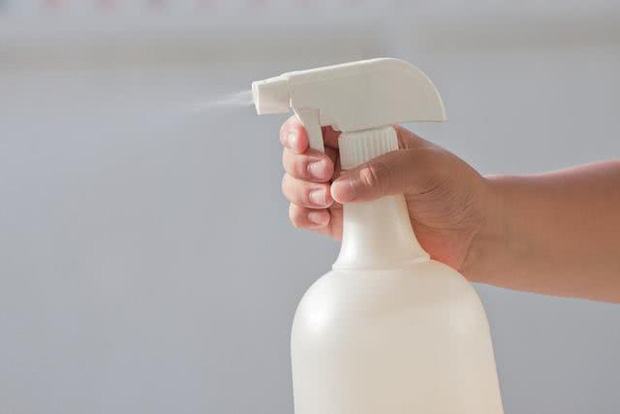 M&aacute;y sấy kh&ocirc; tay kh&ocirc;ng thể giết chết virus Corona, đ&egrave;n UV cũng vậy: WHO đ&iacute;nh ch&iacute;nh 7 hiểu lầm lớn xoay quanh COVID-19 - Ảnh 5.