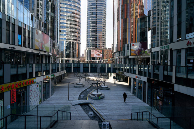 Cảnh tượng hiếm thấy: H&agrave;ng triệu người trở lại l&agrave;m việc nhưng c&aacute;c si&ecirc;u đ&ocirc; thị Trung Quốc vẫn ch&igrave;m trong h&ocirc;n m&ecirc; v&igrave; virus corona - Ảnh 6.