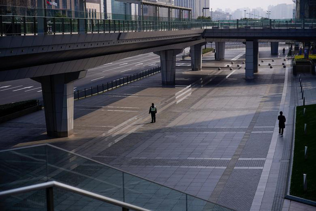 Cảnh tượng hiếm thấy: H&agrave;ng triệu người trở lại l&agrave;m việc nhưng c&aacute;c si&ecirc;u đ&ocirc; thị Trung Quốc vẫn ch&igrave;m trong h&ocirc;n m&ecirc; v&igrave; virus corona - Ảnh 8.