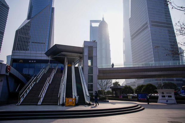 Cảnh tượng hiếm thấy: H&agrave;ng triệu người trở lại l&agrave;m việc nhưng c&aacute;c si&ecirc;u đ&ocirc; thị Trung Quốc vẫn ch&igrave;m trong h&ocirc;n m&ecirc; v&igrave; virus corona - Ảnh 9.