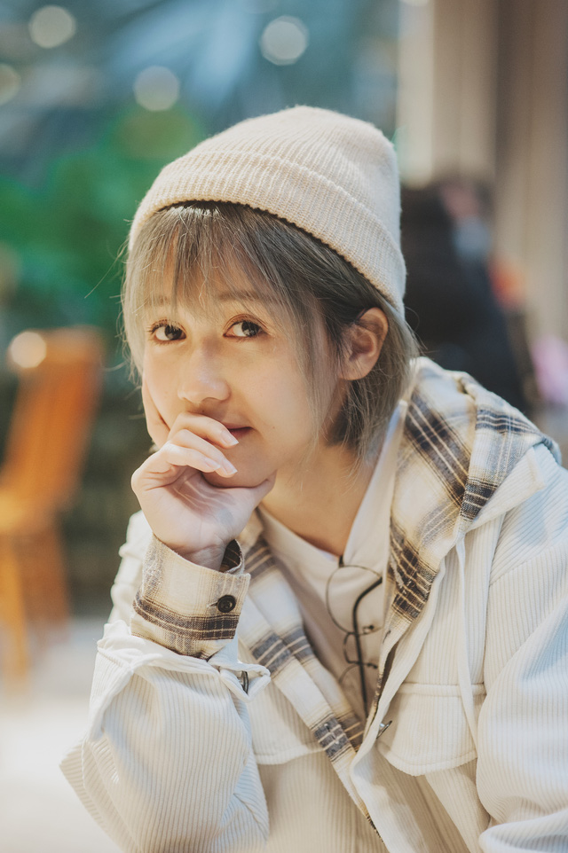 &ldquo;Nữ ho&agrave;ng top #1 trending YouTube Hậu Ho&agrave;ng: Trong thế giới YouTuber, mọi người to&agrave;n tranh đua, ganh gh&eacute;t nhau, c&ograve;n t&ocirc;i một m&igrave;nh một thế giới, muốn đứng ngo&agrave;i sự cạnh tranh ấy! - Ảnh 2.