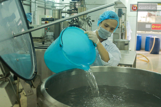 Giữa m&ugrave;a dịch Covid-19, Đại học B&aacute;ch khoa H&agrave; Nội tự sản xuất 500 l&iacute;t dung dịch s&aacute;t khuẩn để chuyển xuống x&atilde; Sơn L&ocirc;i - Ảnh 4.