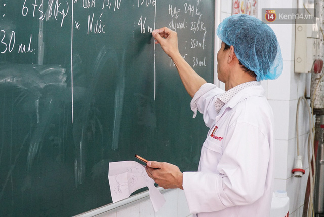 Giữa m&ugrave;a dịch Covid-19, Đại học B&aacute;ch khoa H&agrave; Nội tự sản xuất 500 l&iacute;t dung dịch s&aacute;t khuẩn để chuyển xuống x&atilde; Sơn L&ocirc;i - Ảnh 7.