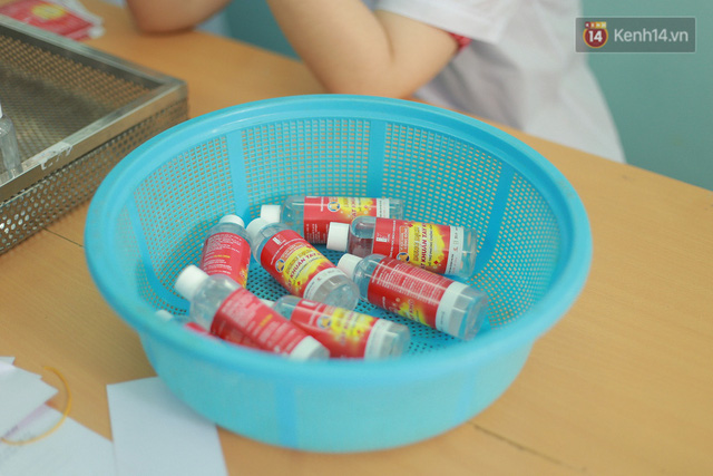 Giữa m&ugrave;a dịch Covid-19, Đại học B&aacute;ch khoa H&agrave; Nội tự sản xuất 500 l&iacute;t dung dịch s&aacute;t khuẩn để chuyển xuống x&atilde; Sơn L&ocirc;i - Ảnh 10.