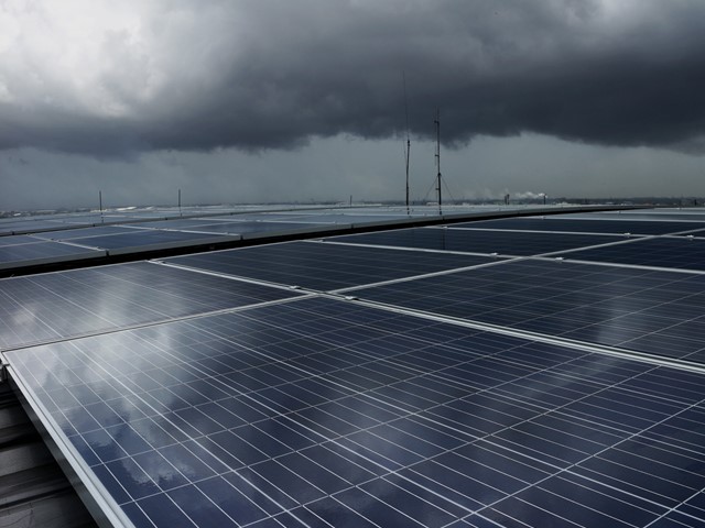 Sủ dụng c&ocirc;ng nghệ chấm lượng tử, pin mặt trời c&oacute; thể tạo ra điện năng ngay cả khi trời nhiều m&acirc;y hay c&oacute; mưa - Ảnh 1.