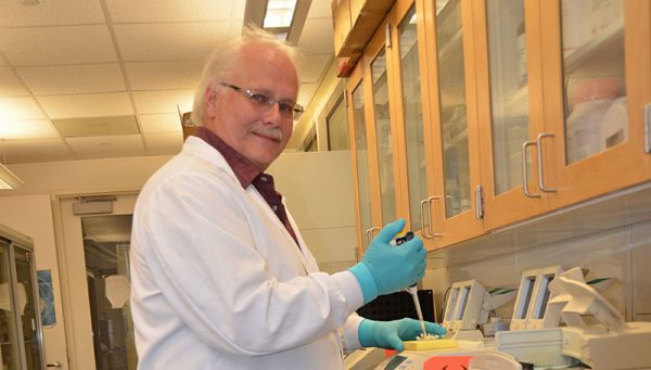 Nh&agrave; khoa học Mỹ muốn tự tổng hợp virus Covid-19 bằng c&aacute;ch mua gen online, sau đ&oacute; gh&eacute;p lại như xếp h&igrave;nh - Ảnh 6.