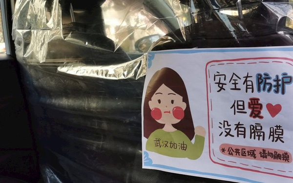 Hãng taxi công nghệ Trung Quốc dùng túi bóng ngăn ghế trước và ghế sau để tránh lây Covid-19 - Ảnh 1. Hãng taxi công nghệ Trung Quốc dùng túi bóng ngăn ghế trước và ghế sau để tránh lây Covid-19 - Ảnh 1.