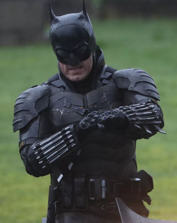 Lộ ảnh mới của The Batman 2021: Người Dơi vận bộ trang phục chưa từng c&oacute; tiền lệ tr&ecirc;n phim, cưỡi xe Bat-bike ph&acirc;n khối lớn ngầu l&ograve;i - Ảnh 2.