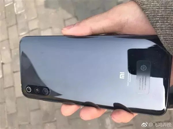 Là flagship đắt đỏ nhưng chất lượng gia công của Mi 10 Pro khá tệ: Kính camera lắp ngược, nốt ruồi loang ra cả màn hình - Ảnh 4. Là flagship đắt đỏ nhưng chất lượng gia công của Mi 10 Pro khá tệ: Kính camera lắp ngược, nốt ruồi loang ra cả màn hình - Ảnh 4.