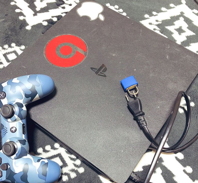 Cao tay như phụ huynh Nhật Bản: Bấm kh&oacute;a ph&iacute;ch cắm điện m&aacute;y PS4 để con khỏi chơi điện tử - Ảnh 1.