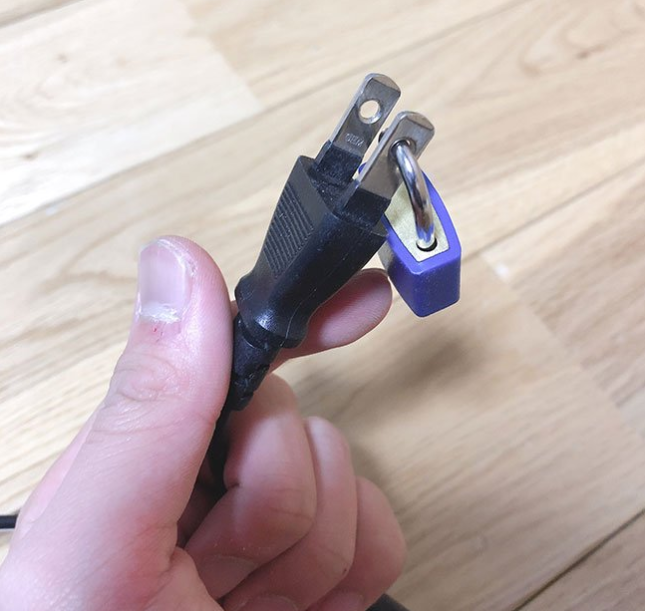 Cao tay như phụ huynh Nhật Bản: Bấm kh&oacute;a ph&iacute;ch cắm điện m&aacute;y PS4 để con khỏi chơi điện tử - Ảnh 4.