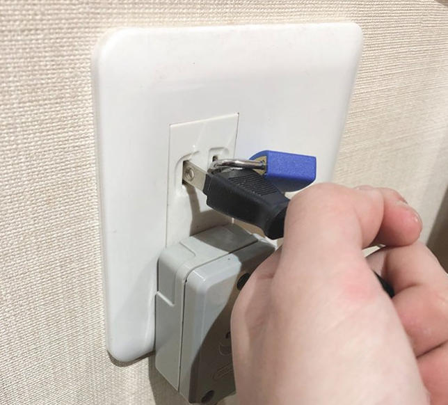 Cao tay như phụ huynh Nhật Bản: Bấm kh&oacute;a ph&iacute;ch cắm điện m&aacute;y PS4 để con khỏi chơi điện tử - Ảnh 2.