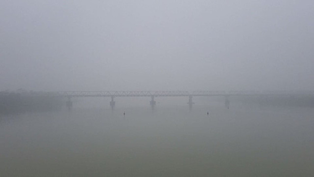  Nhiều t&ograve;a nh&agrave; mờ ảo nh&igrave;n từ flycam, chất lượng kh&ocirc;ng kh&iacute; ở H&agrave; Nội suy giảm  - Ảnh 10.