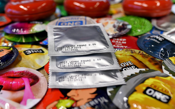 Bao cao su v&agrave; m&aacute;y chơi game b&aacute;n chạy ở Trung Quốc do lệnh c&aacute;ch ly thời dịch Covid-19 - Ảnh 1.