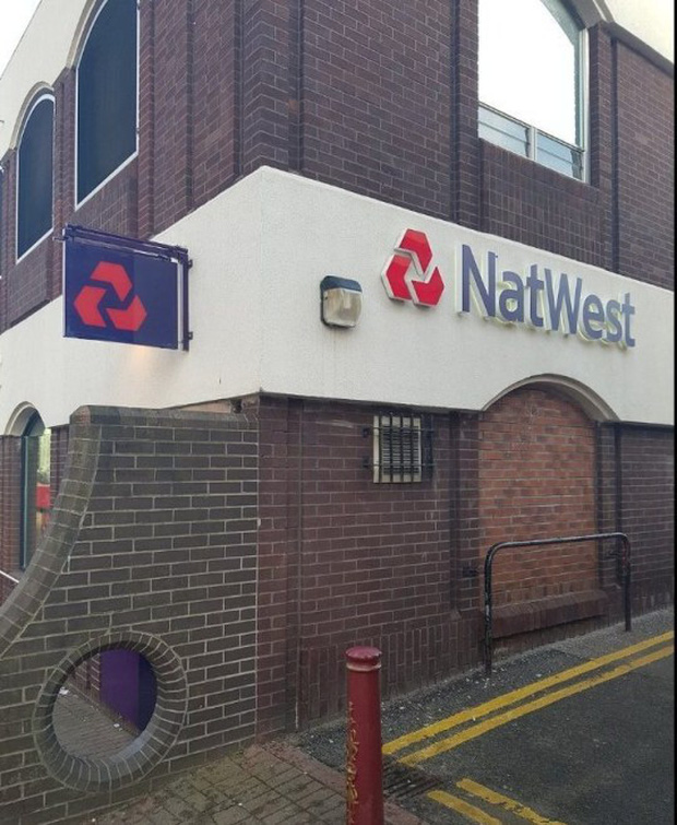 Chuyện thật như đ&ugrave;a: Chiếc lỗ tr&ecirc;n bức tường xếp hạng 4 trong danh s&aacute;ch địa điểm du kh&aacute;ch phải gh&eacute; thăm v&agrave; c&ocirc;ng dụng hay ho của n&oacute; - Ảnh 2.