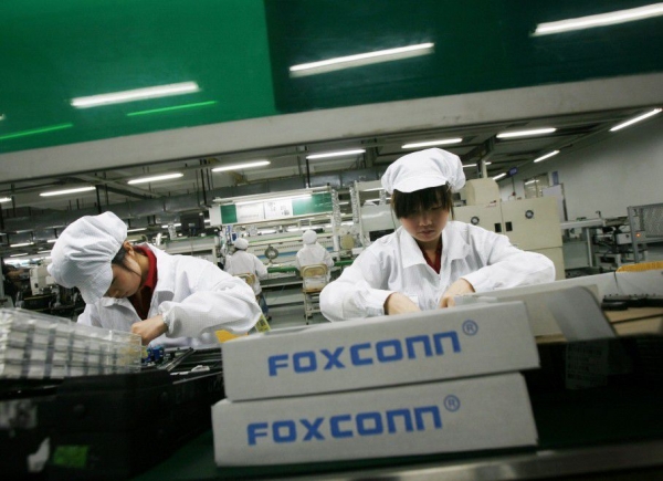 Bên cạnh sản xuất iPhone, Foxconn đang phải sản xuất 2 triệu chiếc khẩu trang mỗi ngày - Ảnh 1. Bên cạnh sản xuất iPhone, Foxconn đang phải sản xuất 2 triệu chiếc khẩu trang mỗi ngày - Ảnh 1.