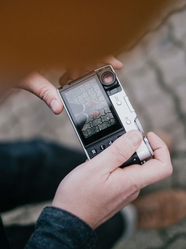 Fujifilm ra mắt m&aacute;y ảnh X100V: m&agrave;n h&igrave;nh lật được 2 chiều, ống k&iacute;nh n&acirc;ng cấp v&agrave; chống nước t&ugrave;y chọn - Ảnh 2.