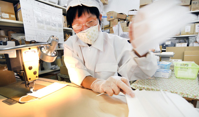 Không tăng giá, không găm hàng, Chủ tịch một hãng sản xuất khẩu trang Nhật Bản còn cúi đầu xin lỗi vì không sản xuất đủ đáp ứng nhu cầu người dân - Ảnh 3. Không tăng giá, không găm hàng, Chủ tịch một hãng sản xuất khẩu trang Nhật Bản còn cúi đầu xin lỗi vì không sản xuất đủ đáp ứng nhu cầu người dân - Ảnh 3.