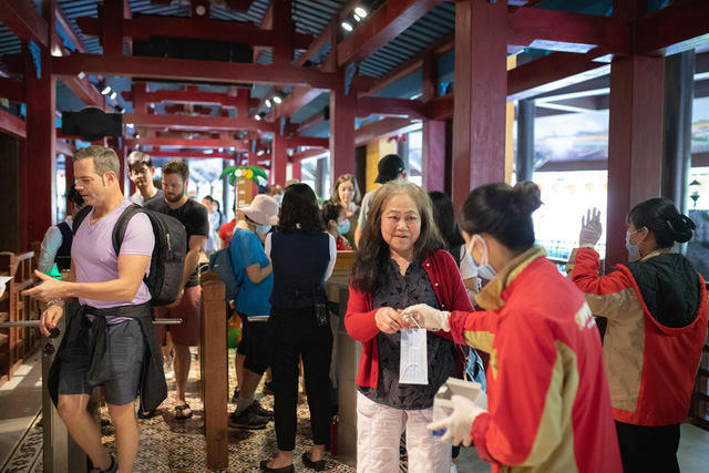 Loạt &ocirc;ng lớn Vingroup, Sungroup, Sunshine Group phun s&aacute;t khuẩn tr&ecirc;n to&agrave;n bộ hệ thống nghỉ dưỡng, d&ugrave;ng c&ocirc;ng nghệ FaceID, cảm ứng th&acirc;n nhiệt, b&aacute;n h&agrave;ng qua App...ngăn chặn dịch corona l&acirc;y lan - Ảnh 3.