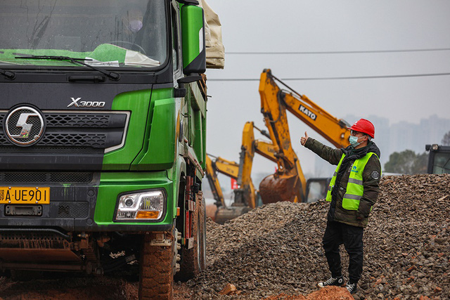 H&igrave;nh ảnh mới nhất về hai bệnh viện d&atilde; chiến sắp ho&agrave;n tất ở Vũ H&aacute;n: Thời gian l&agrave; mạng sống. Ch&uacute;ng t&ocirc;i đang chạy đua với c&aacute;i chết!  - Ảnh 3.