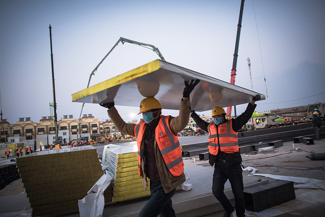 H&igrave;nh ảnh mới nhất về hai bệnh viện d&atilde; chiến sắp ho&agrave;n tất ở Vũ H&aacute;n: Thời gian l&agrave; mạng sống. Ch&uacute;ng t&ocirc;i đang chạy đua với c&aacute;i chết!  - Ảnh 7.