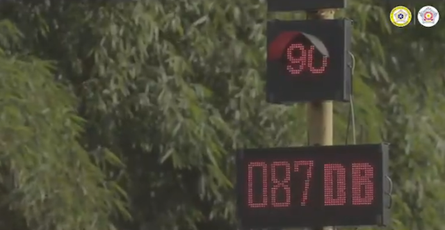 Đợi chờ là hạnh phúc: Ở Mumbai nếu dừng đèn đỏ mà bấm còi vượt mức 85 decibel thì mời bạn kiên nhẫn và đợi đèn...đếm ngược lại từ đầu - Ảnh 6. Đợi chờ là hạnh phúc: Ở Mumbai nếu dừng đèn đỏ mà bấm còi vượt mức 85 decibel thì mời bạn kiên nhẫn và đợi đèn...đếm ngược lại từ đầu - Ảnh 6.