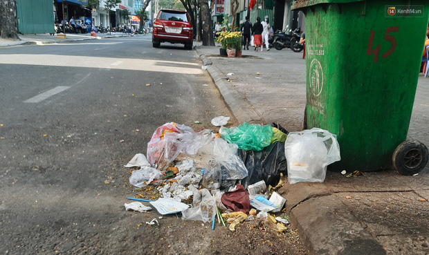 Khi người d&acirc;n chen nhau mua bằng được khẩu trang để bảo vệ ch&iacute;nh m&igrave;nh nhưng lại vứt tr&agrave;n lan ra ngo&agrave;i m&ocirc;i trường - Ảnh 2.