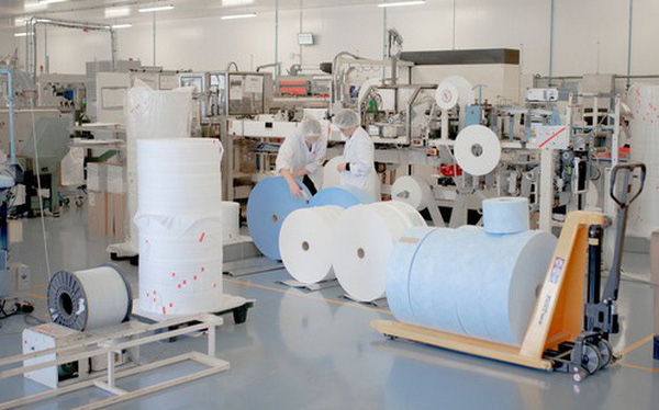 The New York Times: Khẩu trang y tế trên toàn cầu đang được bổ sung số lượng như thế nào? - Ảnh 1. The New York Times: Khẩu trang y tế trên toàn cầu đang được bổ sung số lượng như thế nào? - Ảnh 1.