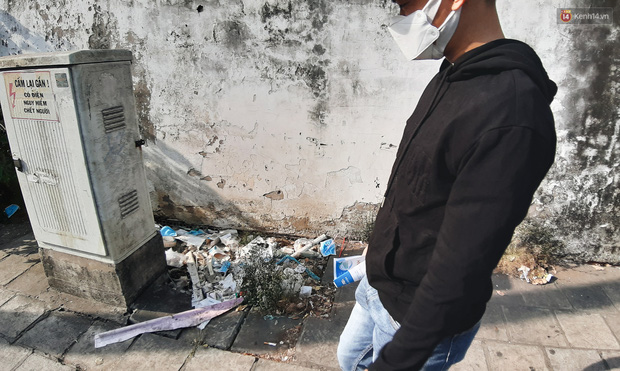 Khi người d&acirc;n chen nhau mua bằng được khẩu trang để bảo vệ ch&iacute;nh m&igrave;nh nhưng lại vứt tr&agrave;n lan ra ngo&agrave;i m&ocirc;i trường - Ảnh 11.