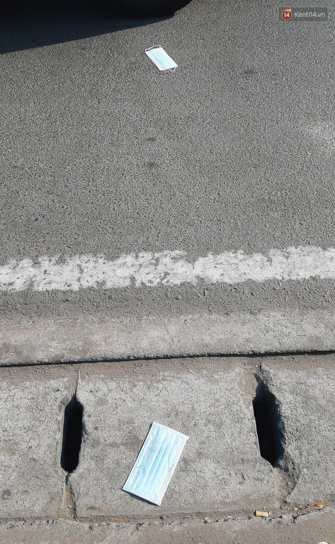 Khi người d&acirc;n chen nhau mua bằng được khẩu trang để bảo vệ ch&iacute;nh m&igrave;nh nhưng lại vứt tr&agrave;n lan ra ngo&agrave;i m&ocirc;i trường - Ảnh 12.