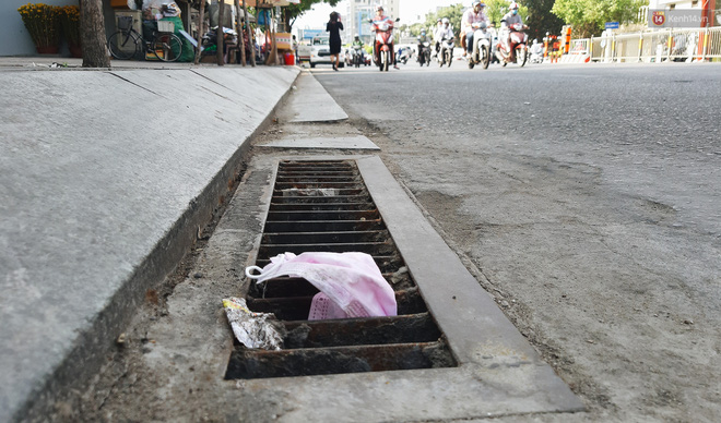 Khi người d&acirc;n chen nhau mua bằng được khẩu trang để bảo vệ ch&iacute;nh m&igrave;nh nhưng lại vứt tr&agrave;n lan ra ngo&agrave;i m&ocirc;i trường - Ảnh 13.