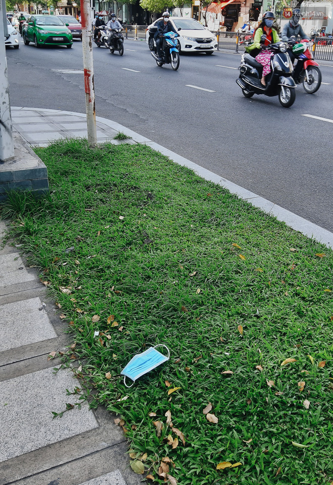 Khi người d&acirc;n chen nhau mua bằng được khẩu trang để bảo vệ ch&iacute;nh m&igrave;nh nhưng lại vứt tr&agrave;n lan ra ngo&agrave;i m&ocirc;i trường - Ảnh 14.