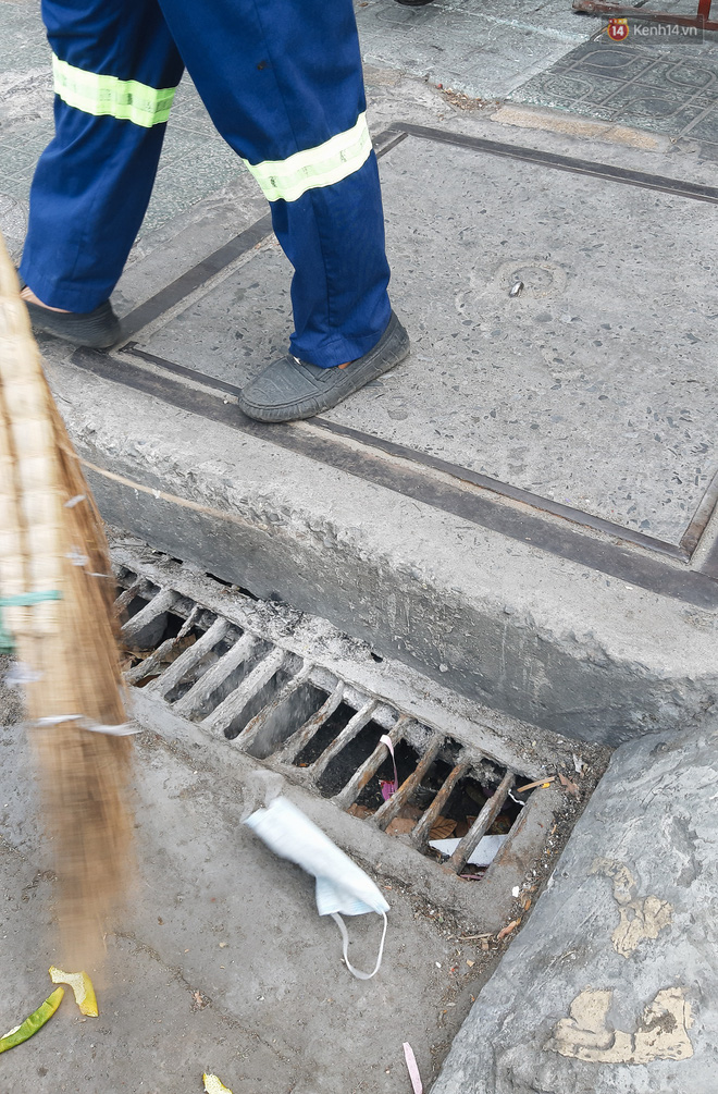 Khi người d&acirc;n chen nhau mua bằng được khẩu trang để bảo vệ ch&iacute;nh m&igrave;nh nhưng lại vứt tr&agrave;n lan ra ngo&agrave;i m&ocirc;i trường - Ảnh 15.