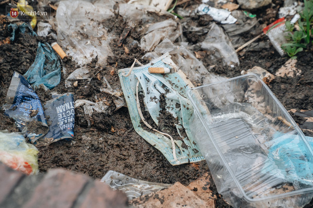 Khi người d&acirc;n chen nhau mua bằng được khẩu trang để bảo vệ ch&iacute;nh m&igrave;nh nhưng lại vứt tr&agrave;n lan ra ngo&agrave;i m&ocirc;i trường - Ảnh 16.