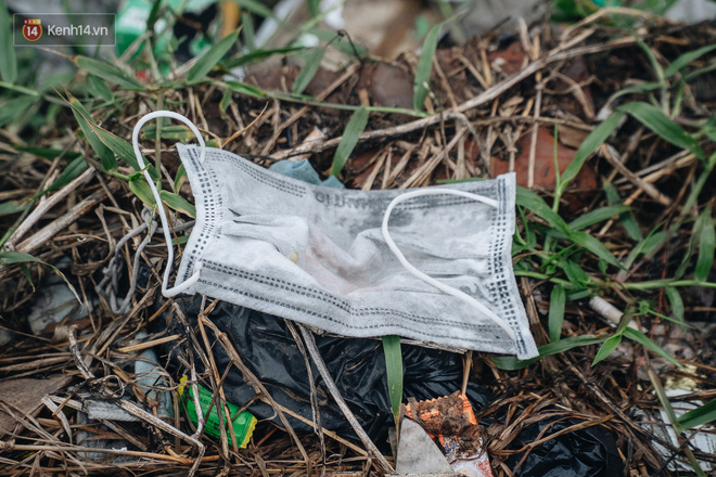 Khi người d&acirc;n chen nhau mua bằng được khẩu trang để bảo vệ ch&iacute;nh m&igrave;nh nhưng lại vứt tr&agrave;n lan ra ngo&agrave;i m&ocirc;i trường - Ảnh 17.