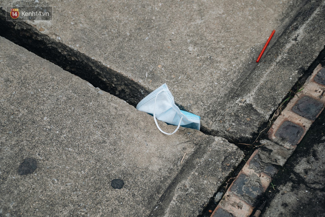 Khi người d&acirc;n chen nhau mua bằng được khẩu trang để bảo vệ ch&iacute;nh m&igrave;nh nhưng lại vứt tr&agrave;n lan ra ngo&agrave;i m&ocirc;i trường - Ảnh 19.