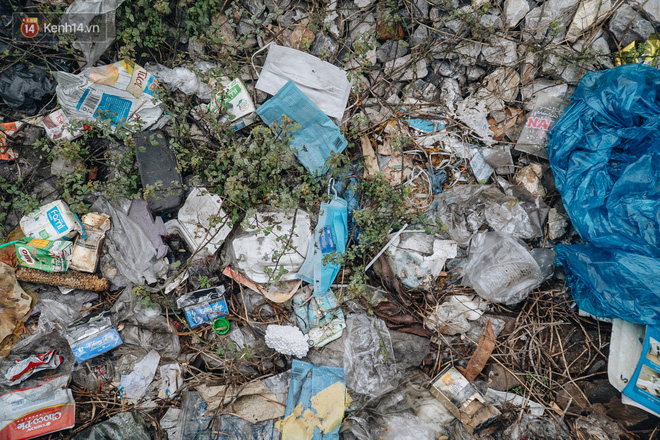 Khi người d&acirc;n chen nhau mua bằng được khẩu trang để bảo vệ ch&iacute;nh m&igrave;nh nhưng lại vứt tr&agrave;n lan ra ngo&agrave;i m&ocirc;i trường - Ảnh 20.